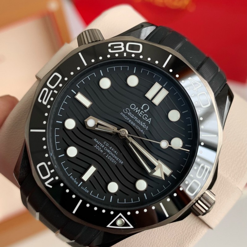 Om**a Seahorse Series 300-meter dive wristwatch,43.5mm
