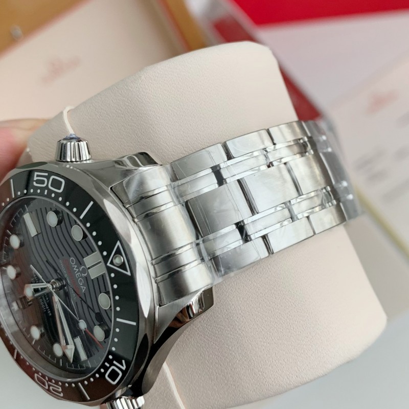 Om**a Seahorse Series 300-meter dive wristwatch,43.5mm