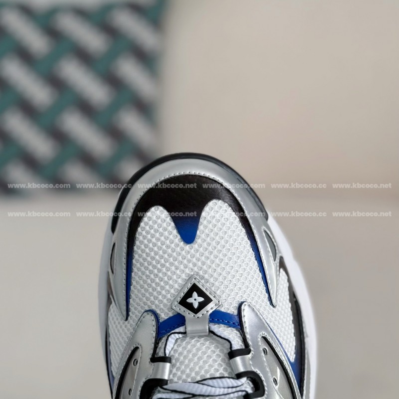 L0*is V*t0n RUNNER SNEAKERS