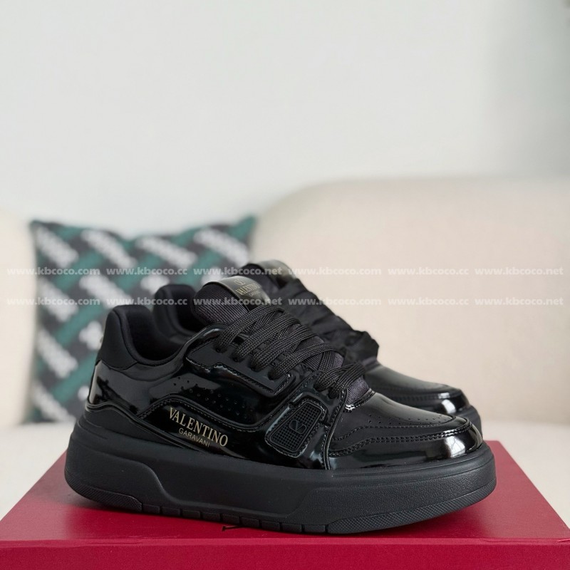 va*t*no Garavani Leather Casual Shoes