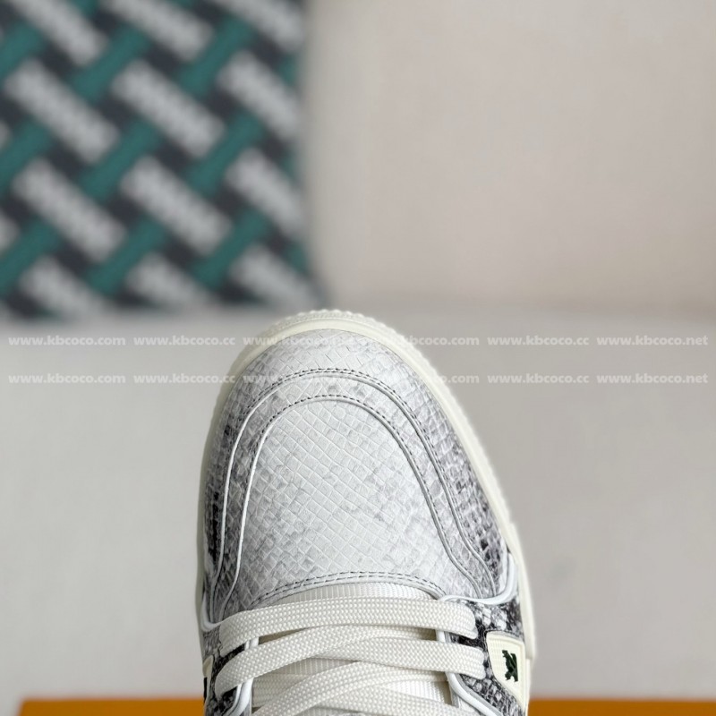 L0*is V*t0n TRAINER SNEAKERS