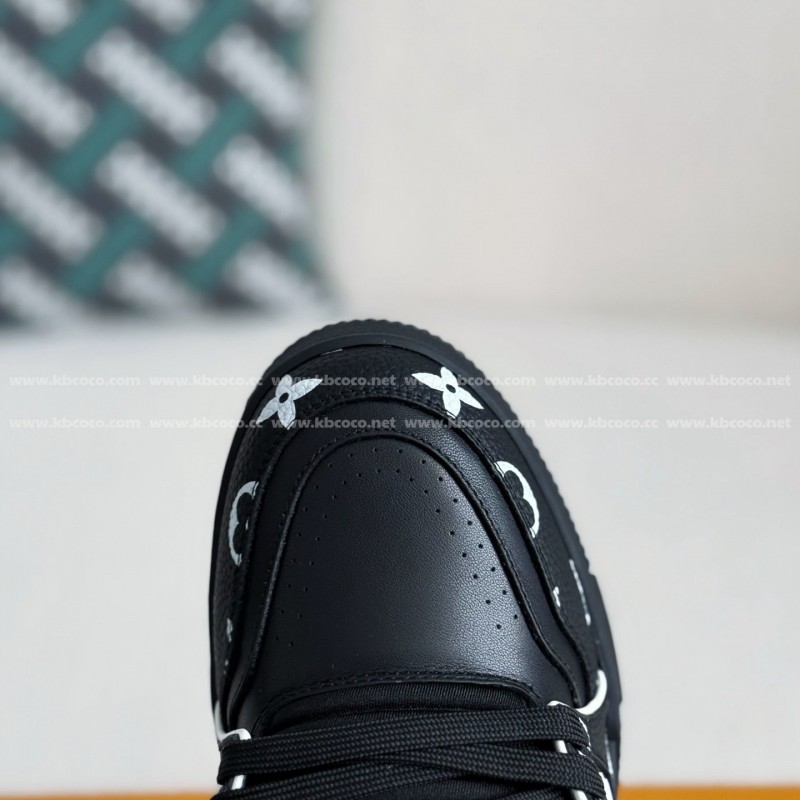 L0*is V*t0n TRAINER SNEAKERS