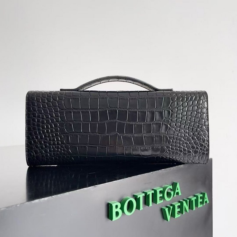 BOTTECA Ve*ne*ta uses exquisite craftsmanship intreccio embossed imported cow leather evening clutch b
