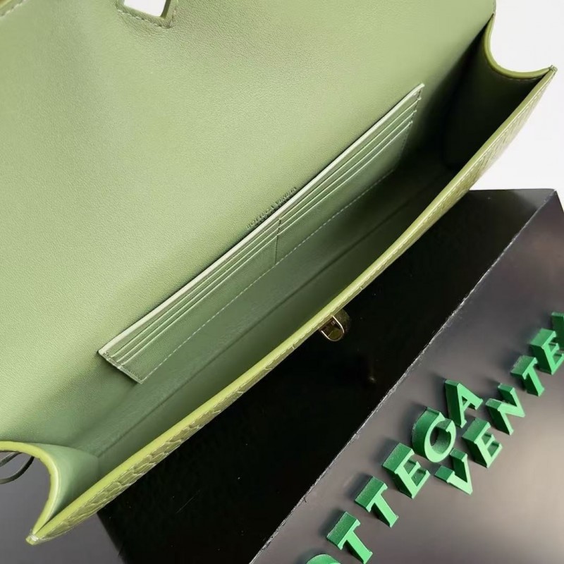 BOTTECA Ve*ne*ta uses exquisite craftsmanship intreccio embossed imported cow leather evening clutch b