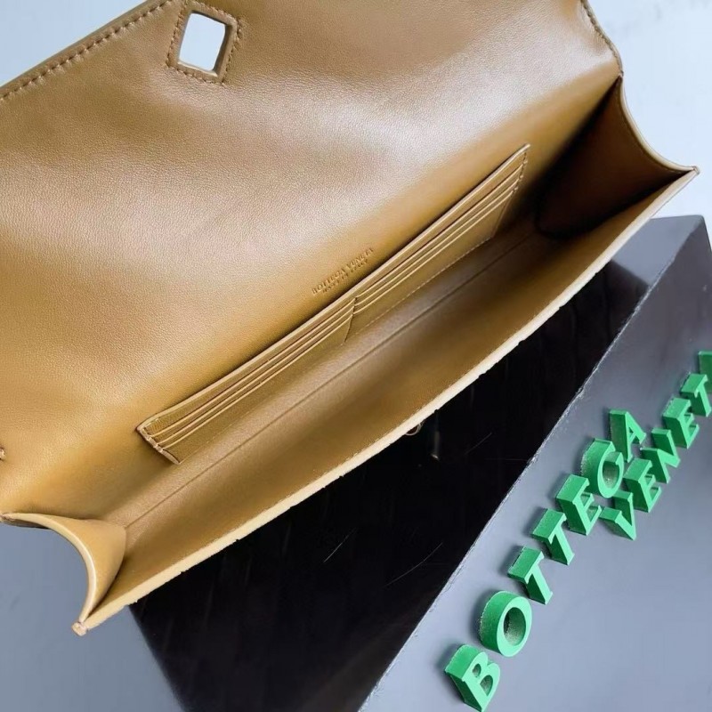 BOTTECA Ve*ne*ta uses exquisite craftsmanship intreccio woven imported sheepskin evening clutch bag Si