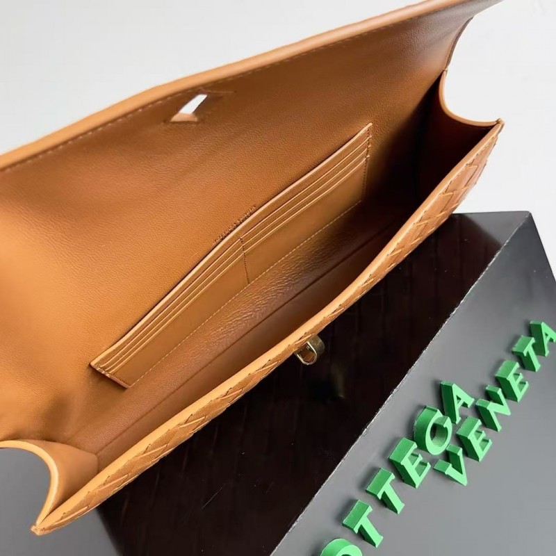 BOTTECA Ve*ne*ta uses exquisite craftsmanship intreccio woven imported sheepskin evening clutch bag Si