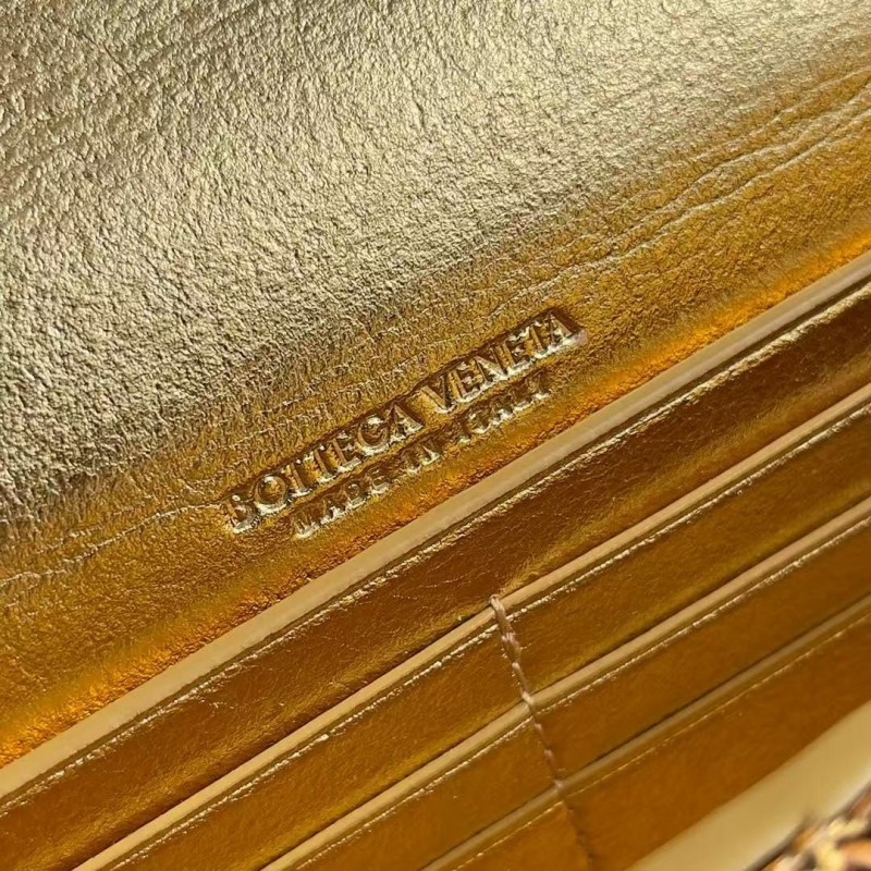 BOTTECA Ve*ne*ta uses exquisite craftsmanship intreccio weaving imported lacquered cowhide leather eve