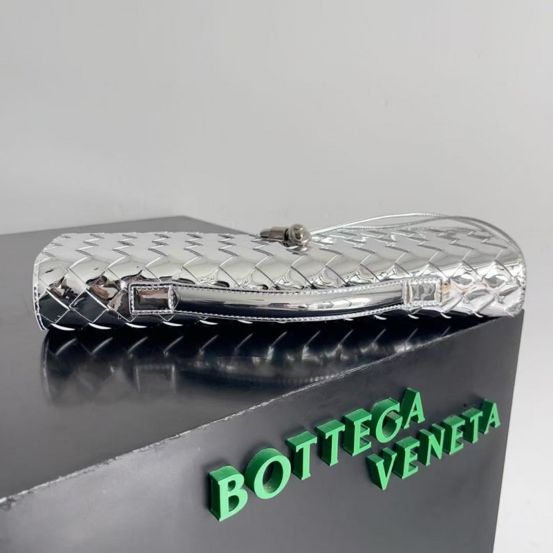 BOTTECA Ve*ne*ta uses exquisite craftsmanship intreccio weaving imported lacquered cowhide leather eve