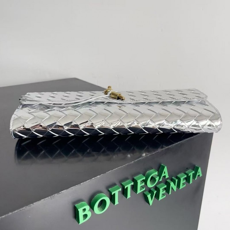 BOTTECA Ve*ne*ta uses exquisite craftsmanship intreccio weaving imported lacquered cowhide leather eve