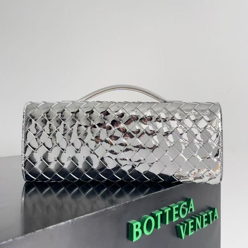 BOTTECA Ve*ne*ta uses exquisite craftsmanship intreccio weaving imported lacquered cowhide leather eve