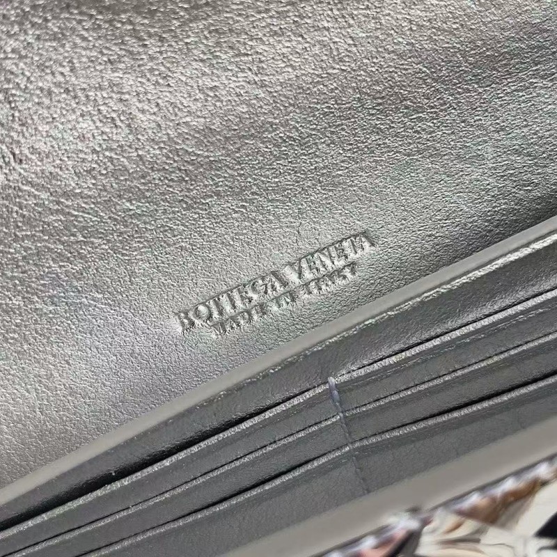 BOTTECA Ve*ne*ta uses exquisite craftsmanship intreccio weaving imported lacquered cowhide leather eve