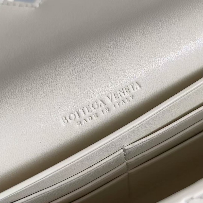 BOTTECA Ve*ne*ta uses exquisite craftsmanship intreccio woven imported sheepskin evening clutch bag Si