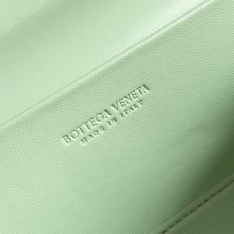 BOTTECA Ve*ne*ta uses exquisite craftsmanship intreccio weaving imported sheepskin leather Crossbody t