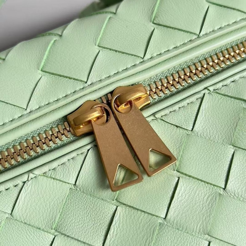 BOTTECA Ve*ne*ta uses exquisite craftsmanship intreccio weaving imported sheepskin leather Crossbody t