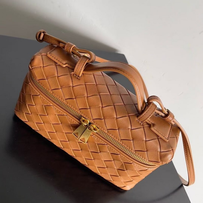 BOTTECA Ve*ne*ta uses exquisite craftsmanship intreccio weaving imported sheepskin leather Crossbody t