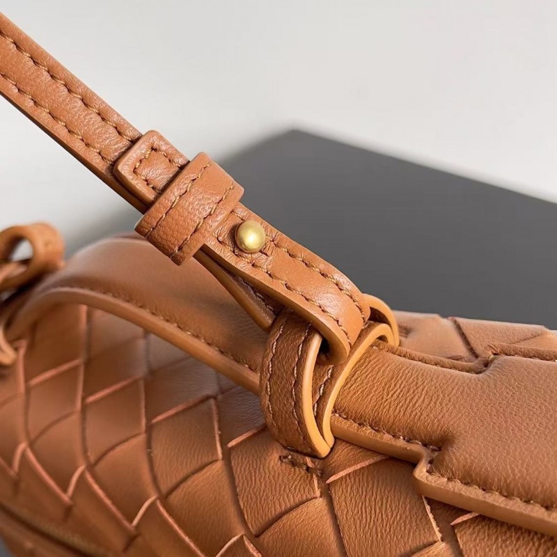 BOTTECA Ve*ne*ta uses exquisite craftsmanship intreccio weaving imported sheepskin leather Crossbody t