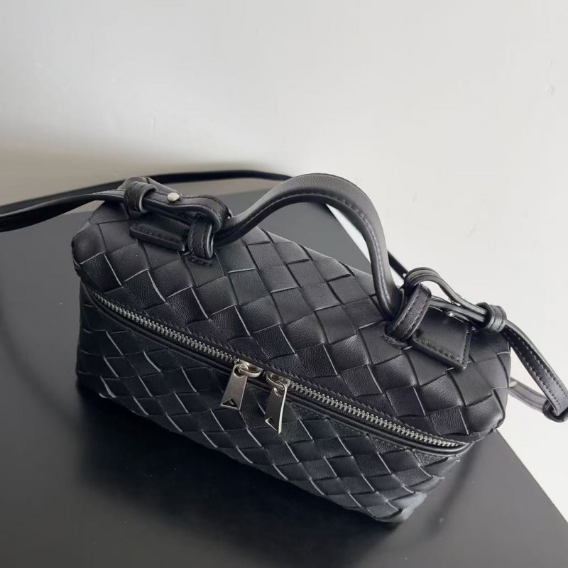 BOTTECA Ve*ne*ta uses exquisite craftsmanship intreccio weaving imported sheepskin leather Crossbody t