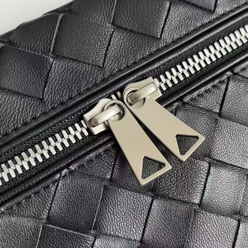 BOTTECA Ve*ne*ta uses exquisite craftsmanship intreccio weaving imported sheepskin leather Crossbody t