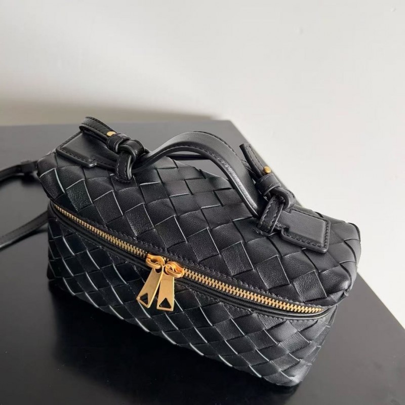 BOTTECA Ve*ne*ta uses exquisite craftsmanship intreccio weaving imported sheepskin leather Crossbody t