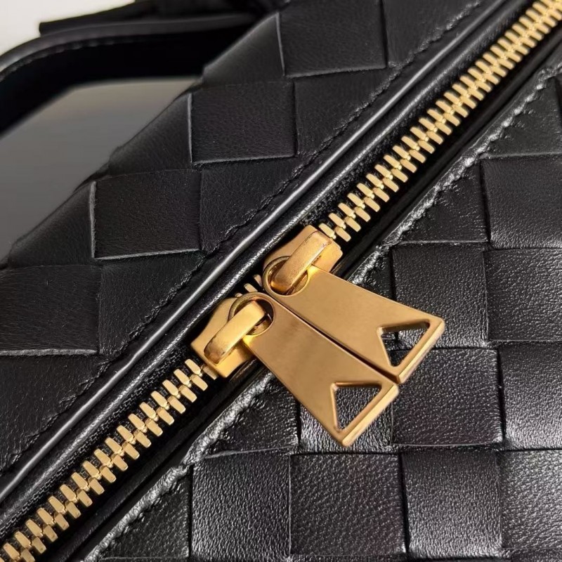 BOTTECA Ve*ne*ta uses exquisite craftsmanship intreccio weaving imported sheepskin leather Crossbody t
