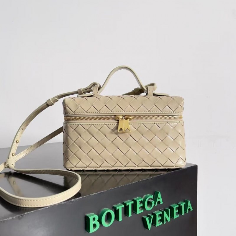 BOTTECA Ve*ne*ta uses exquisite craftsmanship intreccio weaving imported sheepskin leather Crossbody t