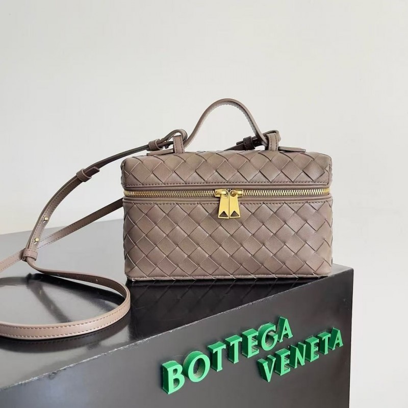 BOTTECA Ve*ne*ta uses exquisite craftsmanship intreccio weaving imported sheepskin leather Crossbody t
