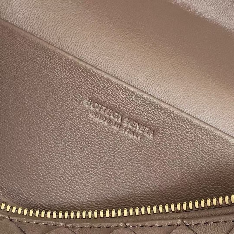 BOTTECA Ve*ne*ta uses exquisite craftsmanship intreccio weaving imported sheepskin leather Crossbody t