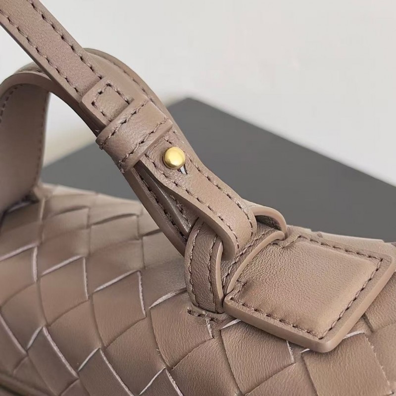 BOTTECA Ve*ne*ta uses exquisite craftsmanship intreccio weaving imported sheepskin leather Crossbody t