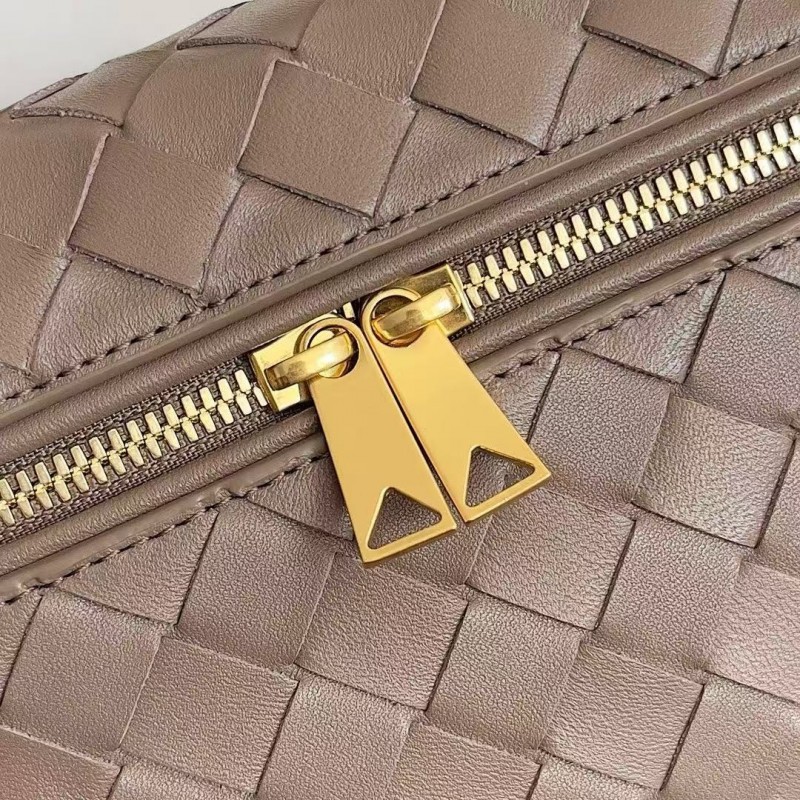 BOTTECA Ve*ne*ta uses exquisite craftsmanship intreccio weaving imported sheepskin leather Crossbody t