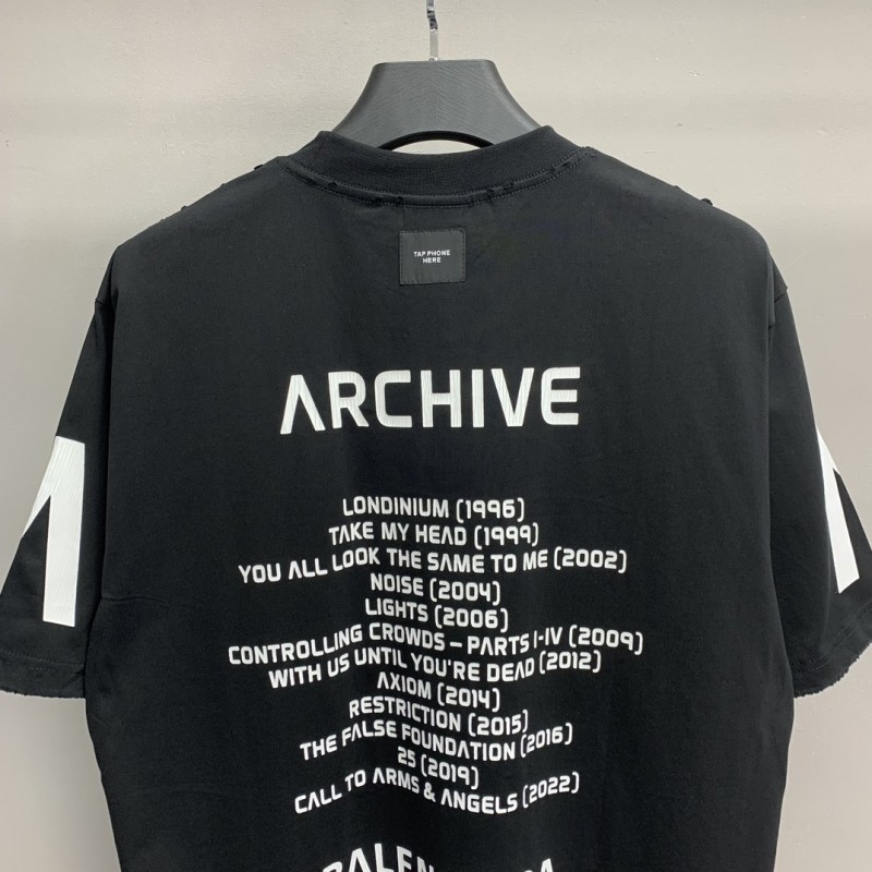 Ba*len*cia*ga inverted V T-shirt