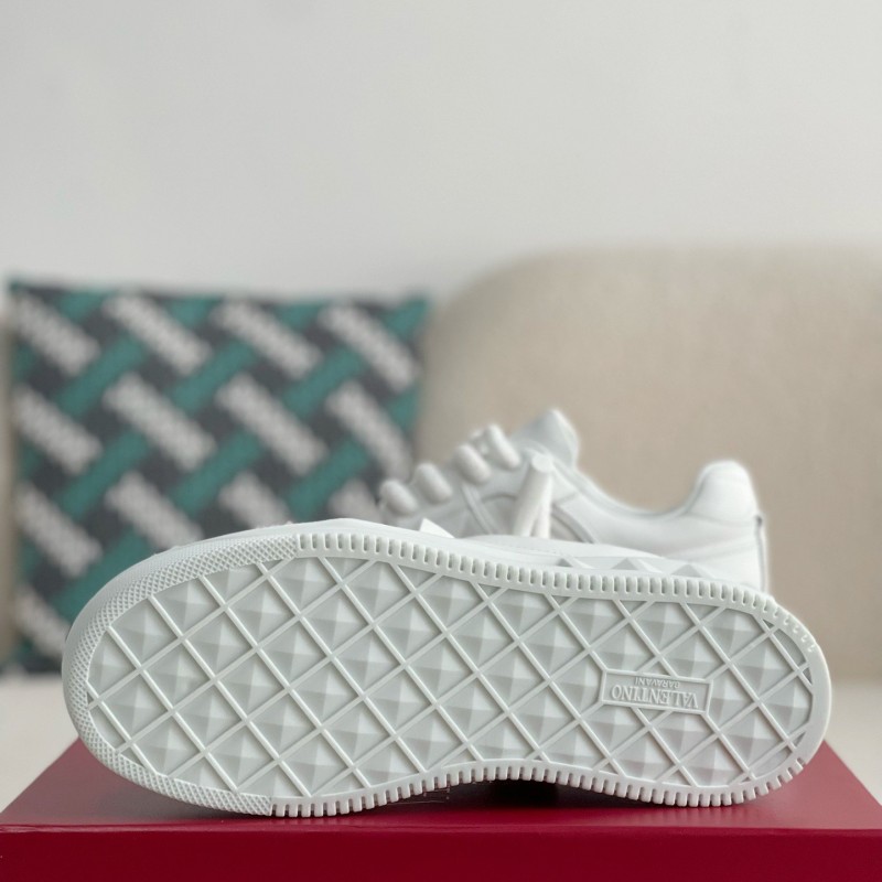va*t*no one stud sneakers