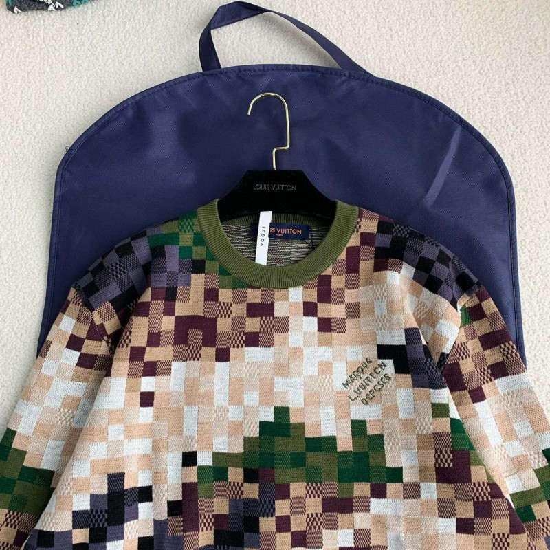 L0*is V*t0n Clothes