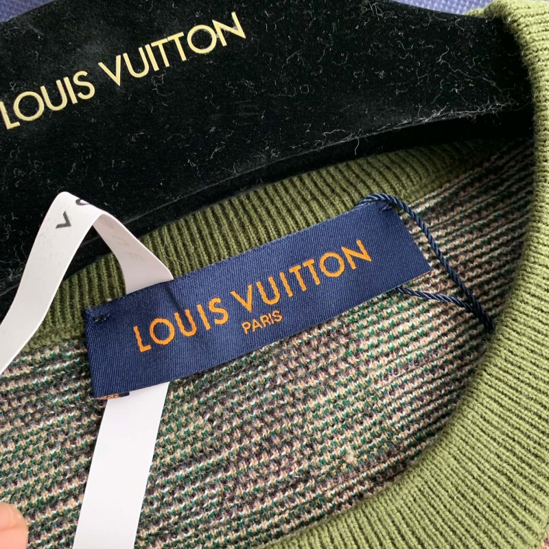 L0*is V*t0n Clothes